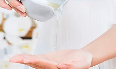 Applying conductive massage oil before using RF cavitation slimming machine